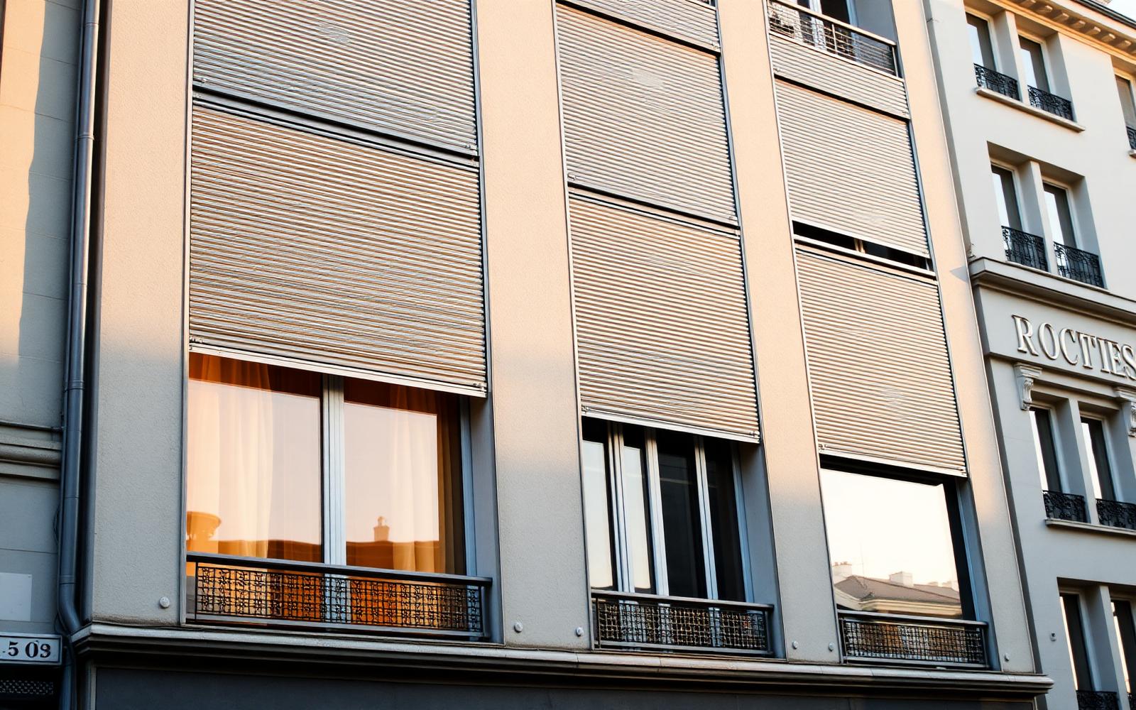Volets roulants aluminium sur façade d'immeuble — Atelier du Store, Île-de-France